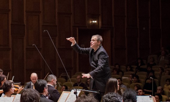 Matthias Manasi Romanian National Radio Orchestra Photo: Roza Zah