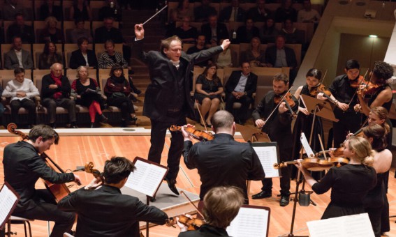 Matthias Manasi Berliner Camerata Philharmonie Berlin Photo: Peter Adamik